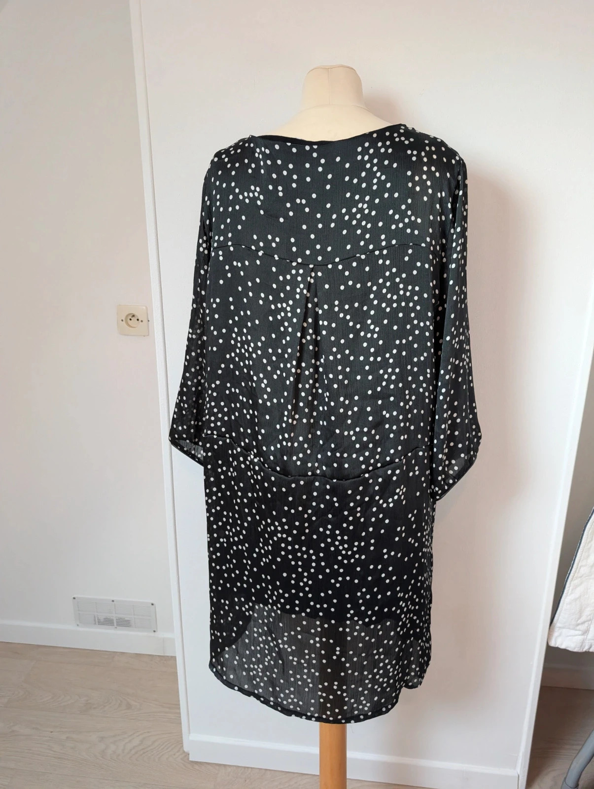 Robe noire à pois / Taille 46 /. Marque Julie Guerlande – Julie Guerlande – taille XXXL / 46 / 18 5