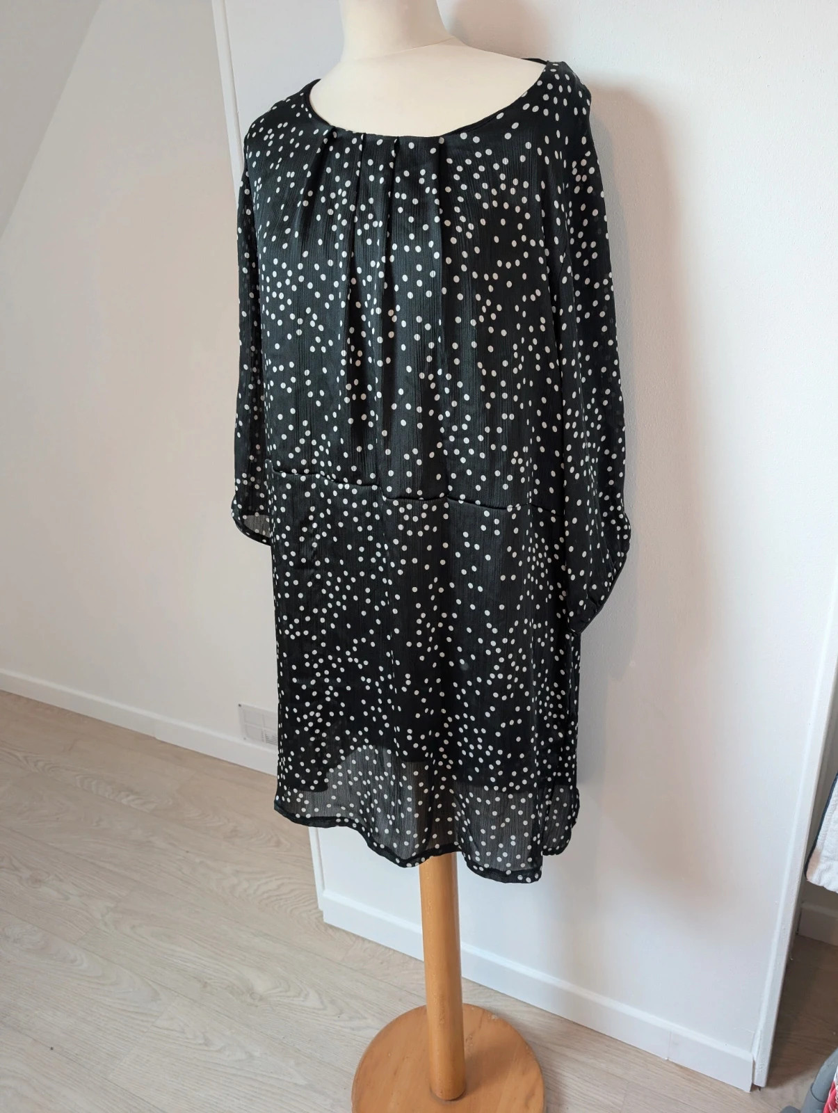 Robe noire à pois / Taille 46 /. Marque Julie Guerlande
