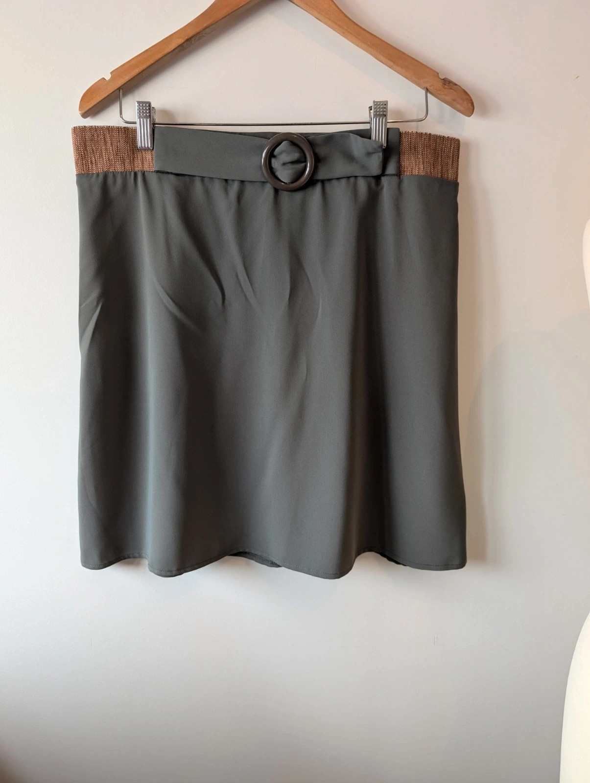 Jupe courte kaki , chic , Taille 46 de chez Grain de Malice – Grain de Malice – taille XXXL / 46 / 18 4