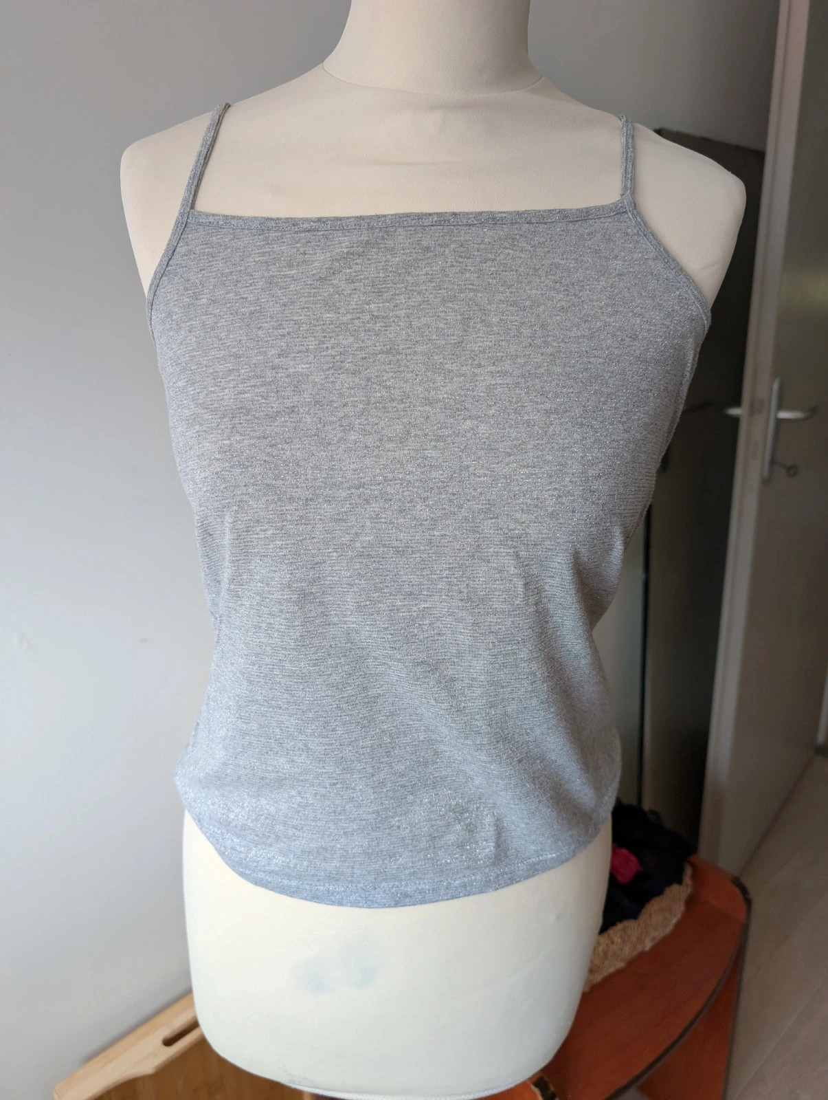 Débardeur / top à bretelles gris (effet brillant ) taille M Promod