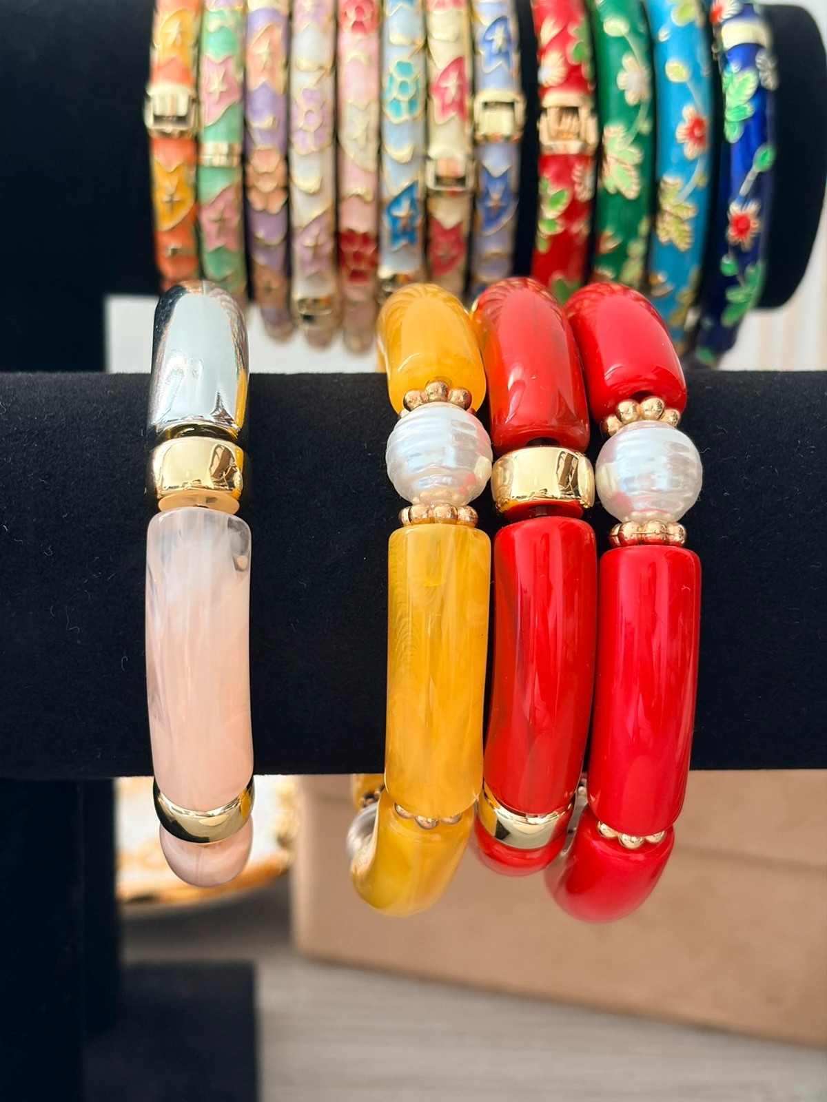 Lots de 4 bracelets acryliques - Rouge, jaune et rose
