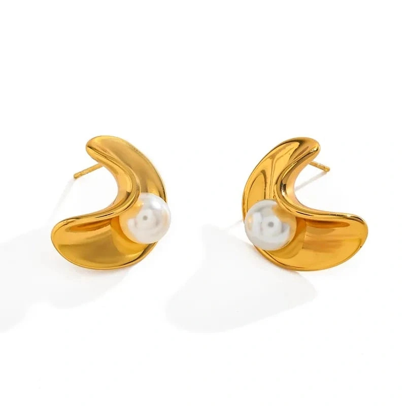 Pendiente de acero inoxidable con baño oro 18k . Con perla de imitacion.