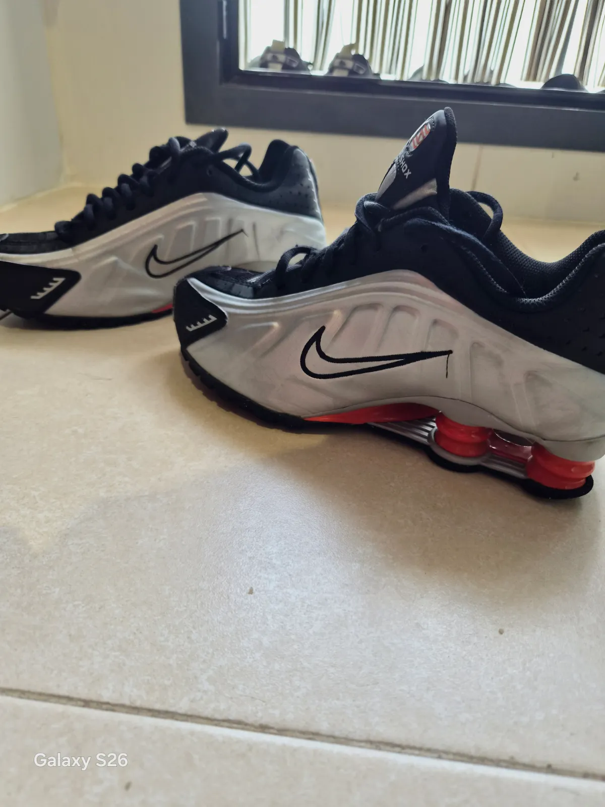 Zapatillas Nike Shox R4 plateadas y negras – Nike – taille EU 38 2