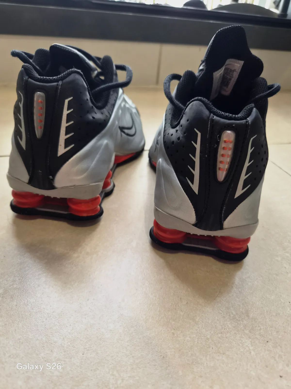 Zapatillas Nike Shox R4 plateadas y negras – Nike – taille EU 38 4
