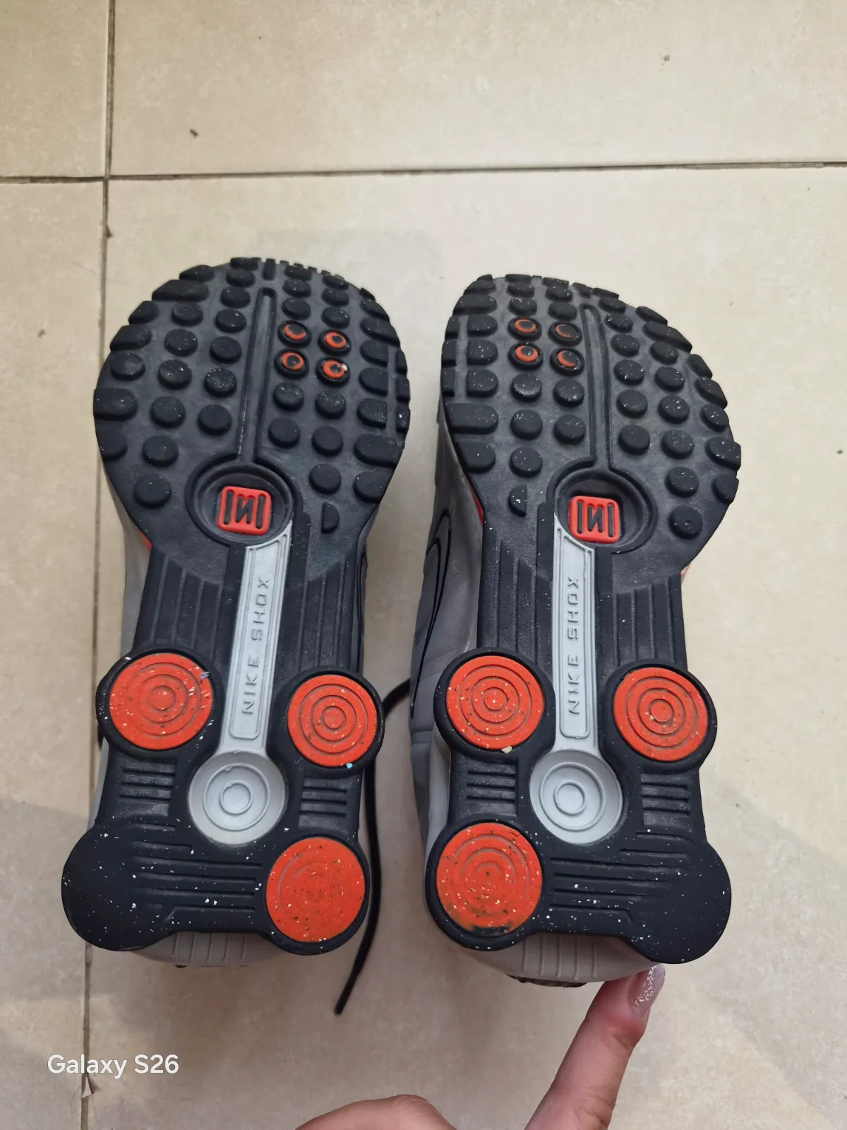 Zapatillas Nike Shox R4 plateadas y negras – Nike – taille EU 38 5