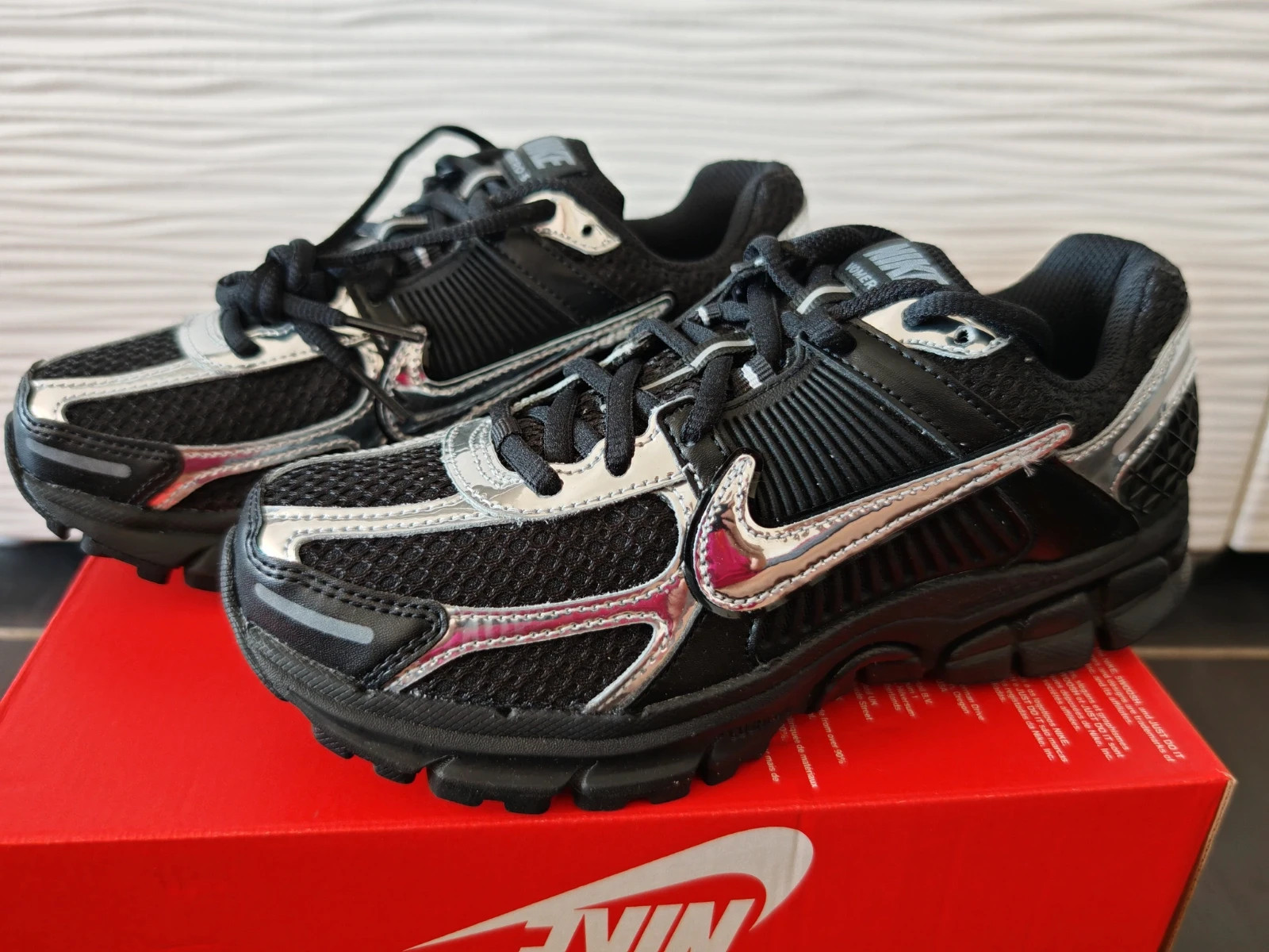 Très belle Baskets Nike Zoom Vomero 5 Noir / Chrome – Neuves – Taille 37,5