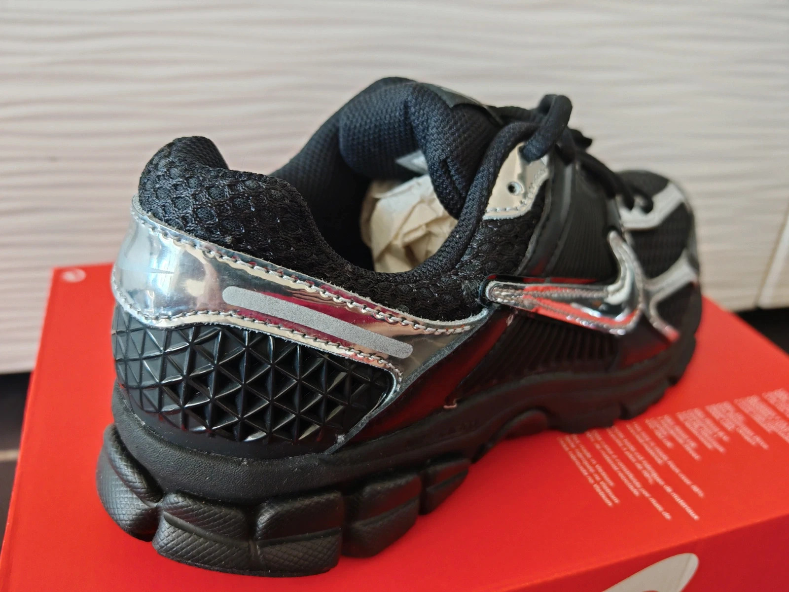 Très belle Baskets Nike Zoom Vomero 5 Noir / Chrome – Neuves – Taille 37,5 – Nike – taille EU 37 2