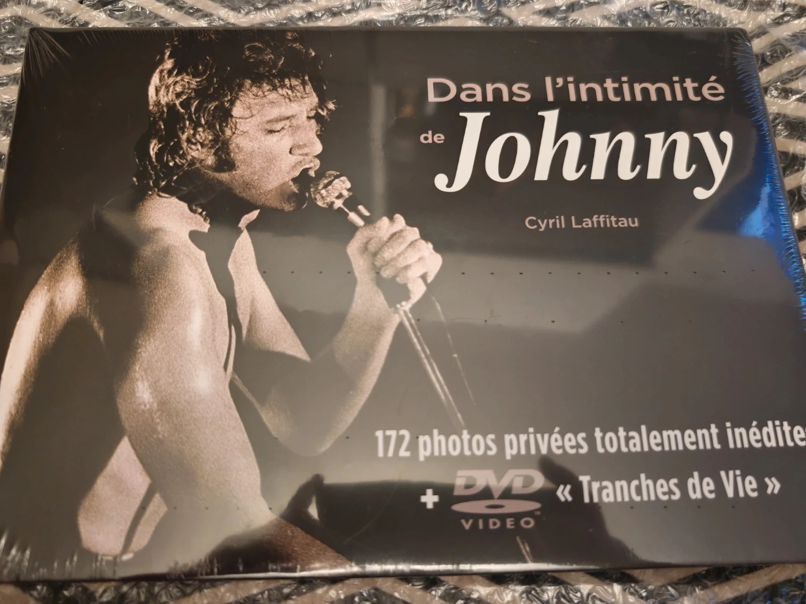 Johnny Hallyday – Livre + DVD Neuf sous blister – 172 photos inédites