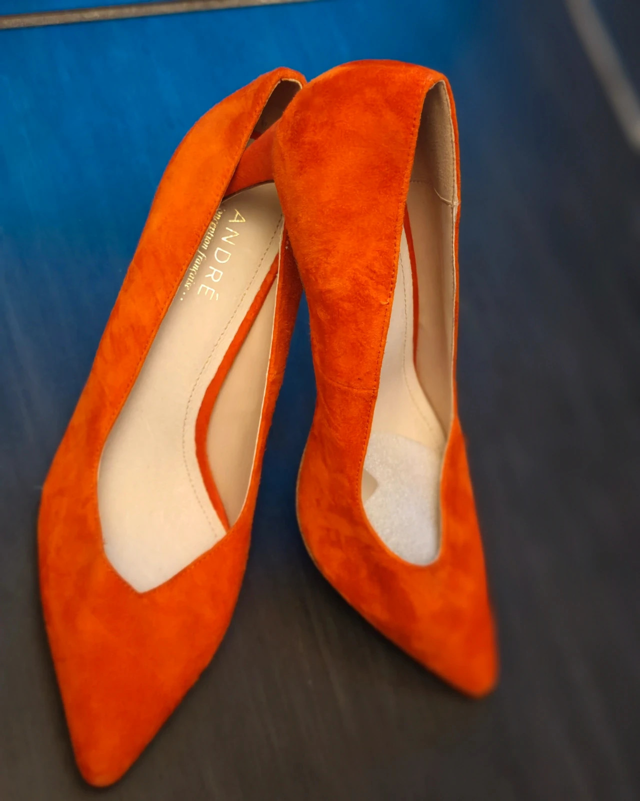 Escarpins André en cuir velours orange – T.39 – Comme neufs