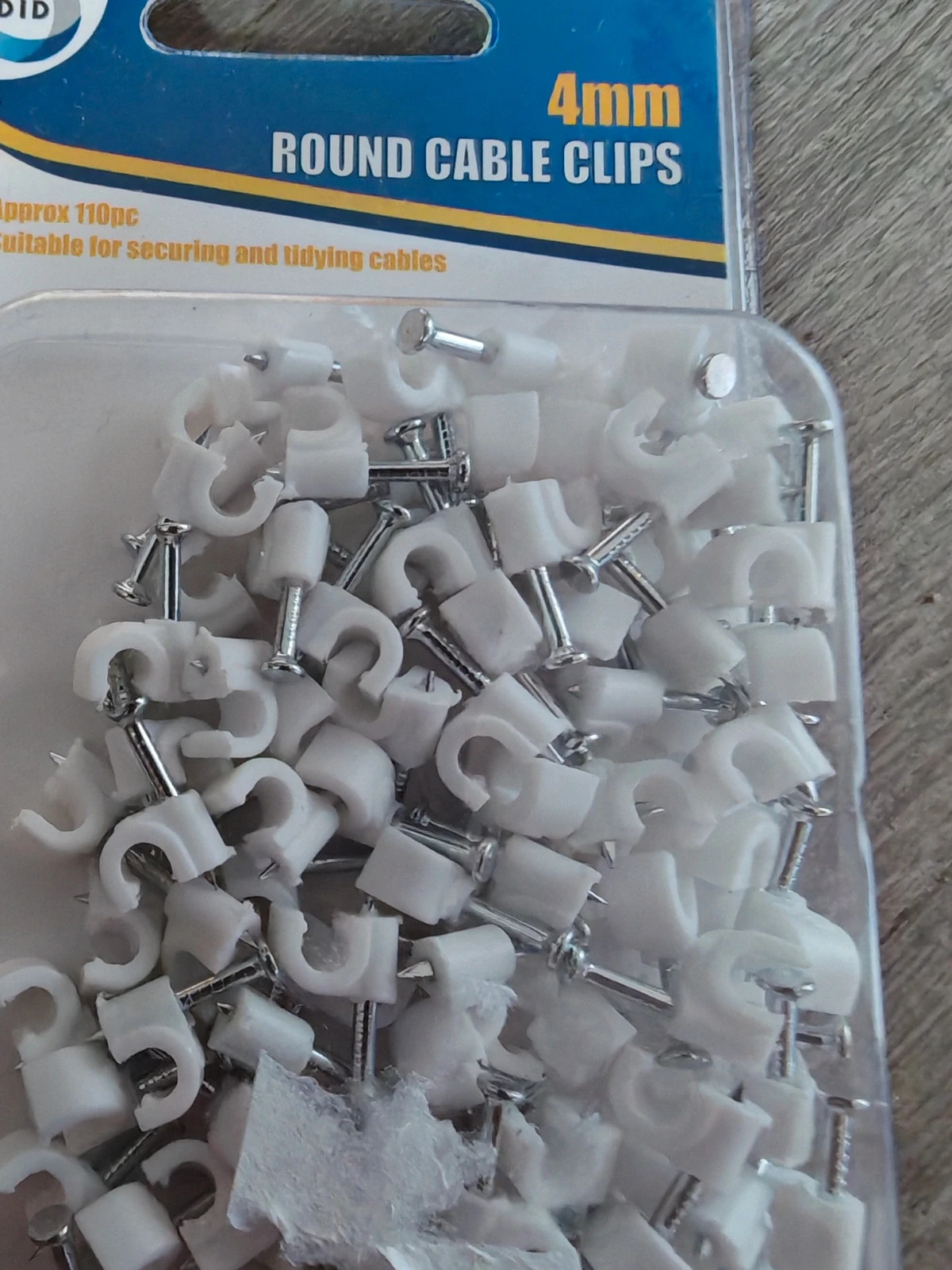 Lot d'environ 110 attaches serre-câbles 4 mm avec clous – Neuves 3