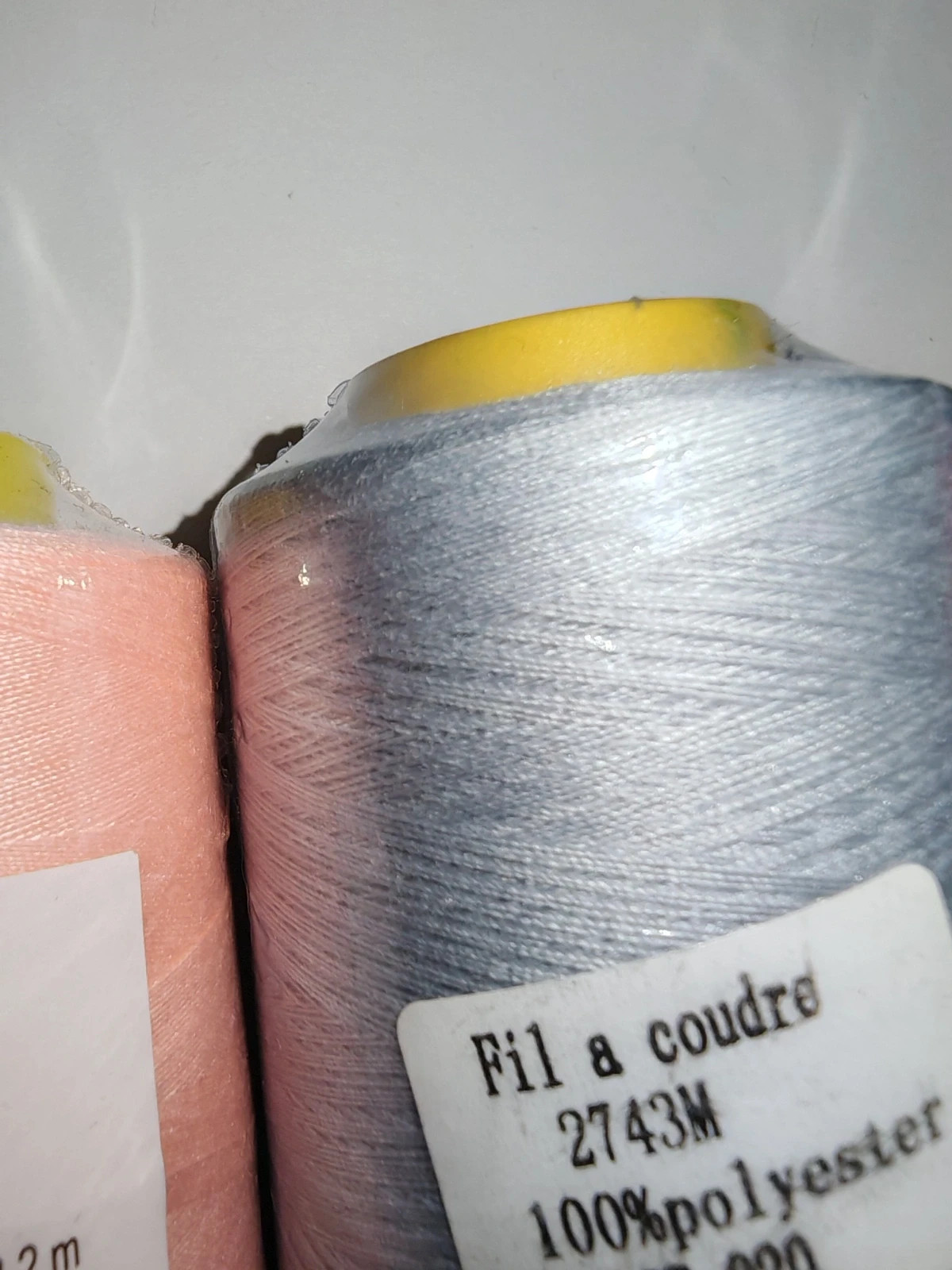 Lot de 3 grandes bobines de fil à coudre polyester 2743 m – Gris clair & Rose poudré 2