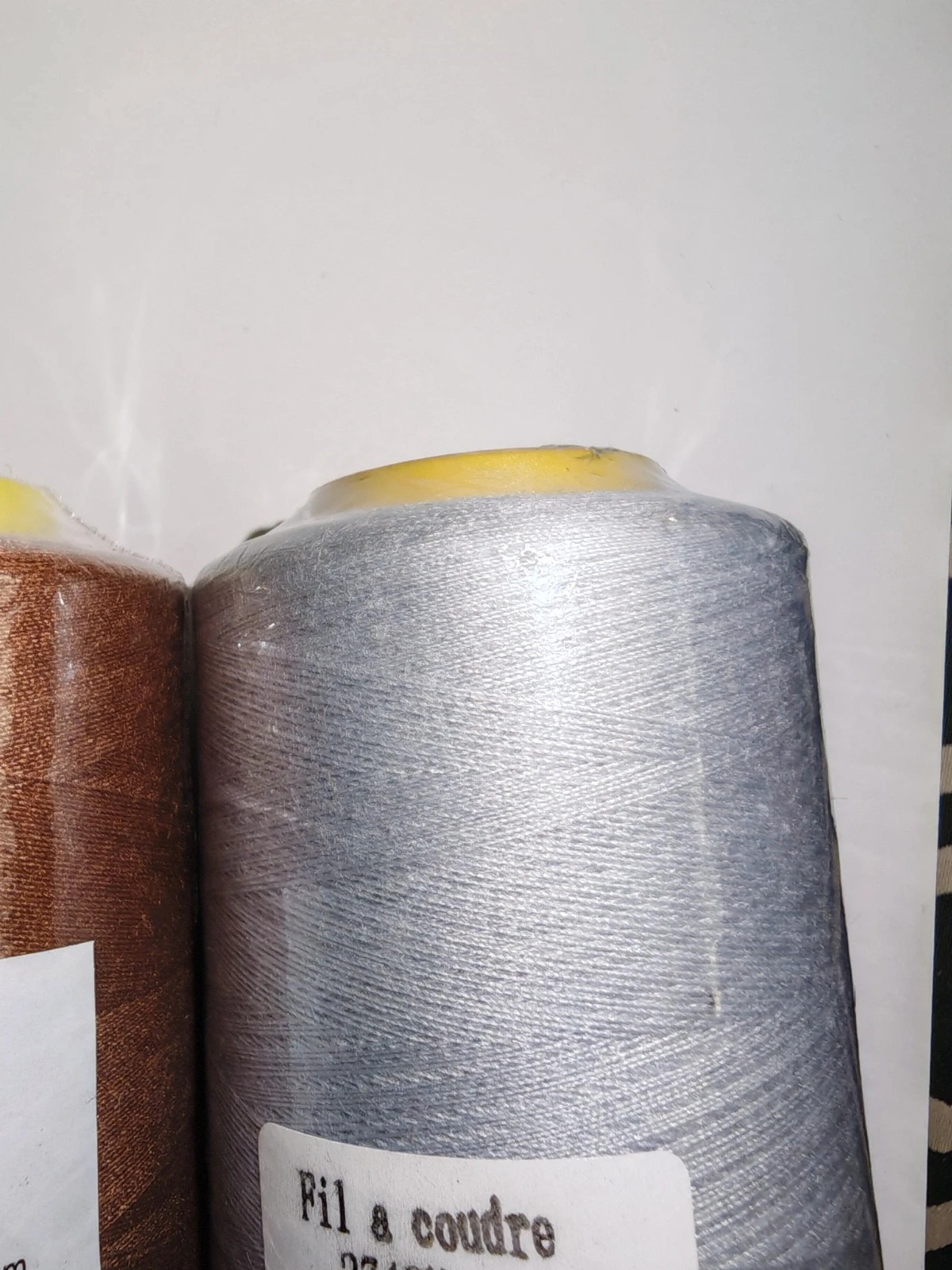 Lot de 3 grandes bobines de fil à coudre polyester 2743 m – Gris clair & Marron glacé 2