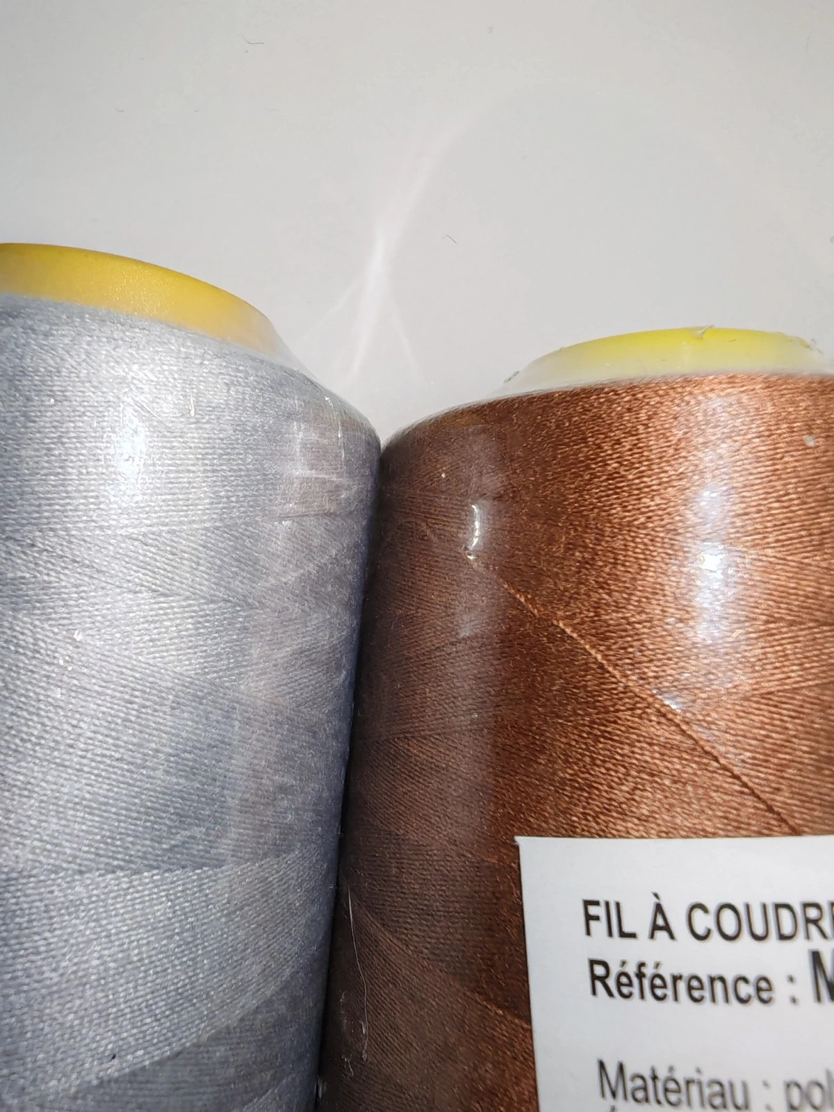Lot de 3 grandes bobines de fil à coudre polyester 2743 m – Gris clair & Marron glacé 3
