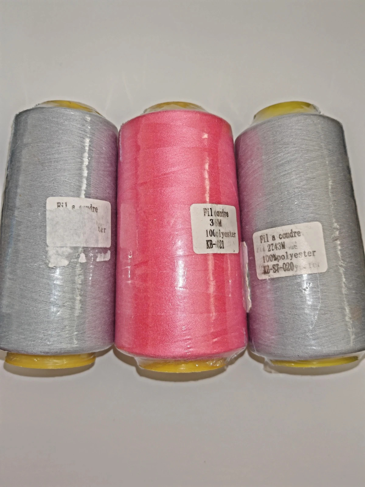 Lot de 3 grandes bobines de fil à coudre polyester 2743 m – Gris clair & Rose fuchsia