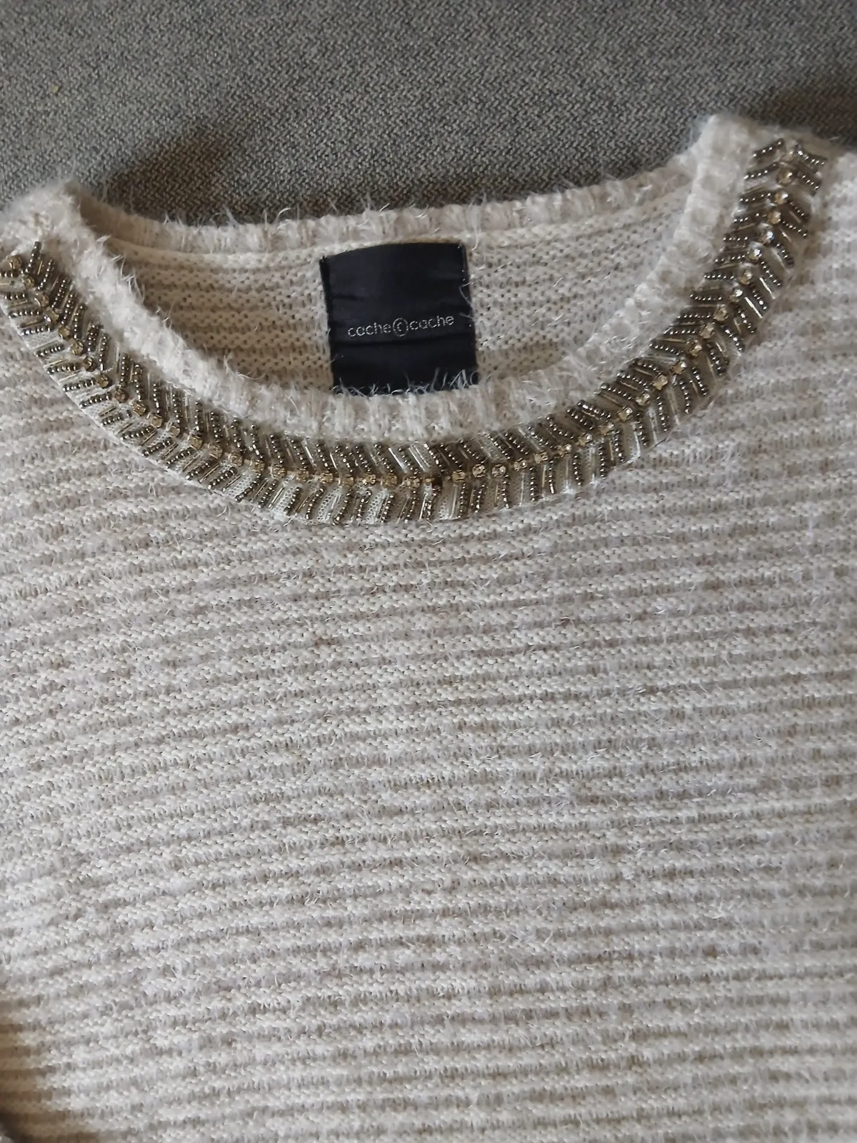 Pull Cache Cache beige chiné, fil duveteux, col orné de perles – Taille 0 (≈ XS) – Cache cache – taille XS 2