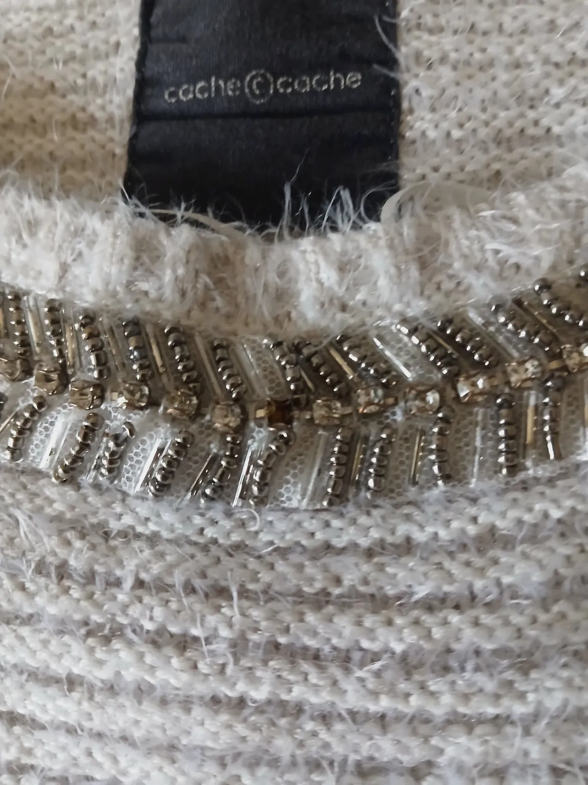 Pull Cache Cache beige chiné, fil duveteux, col orné de perles – Taille 0 (≈ XS) – Cache cache – taille XS 4
