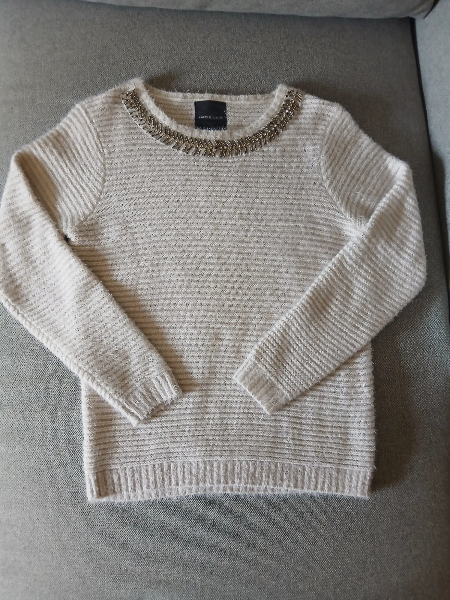 Pull Cache Cache beige chiné, fil duveteux, col orné de perles – Taille 0 (≈ XS)