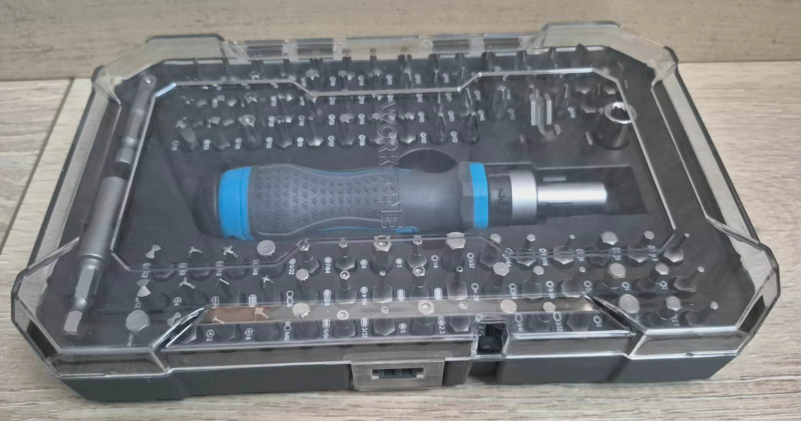 Jeu d'embouts de105 pièces S2 , incluant un tournevis à cliquet , un porte-embou