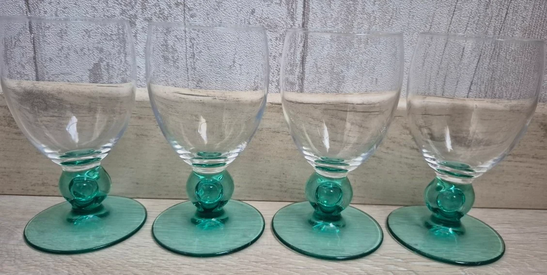 4 verres à pied , 12 cm de haut , 6 cm de diamètre / MD571