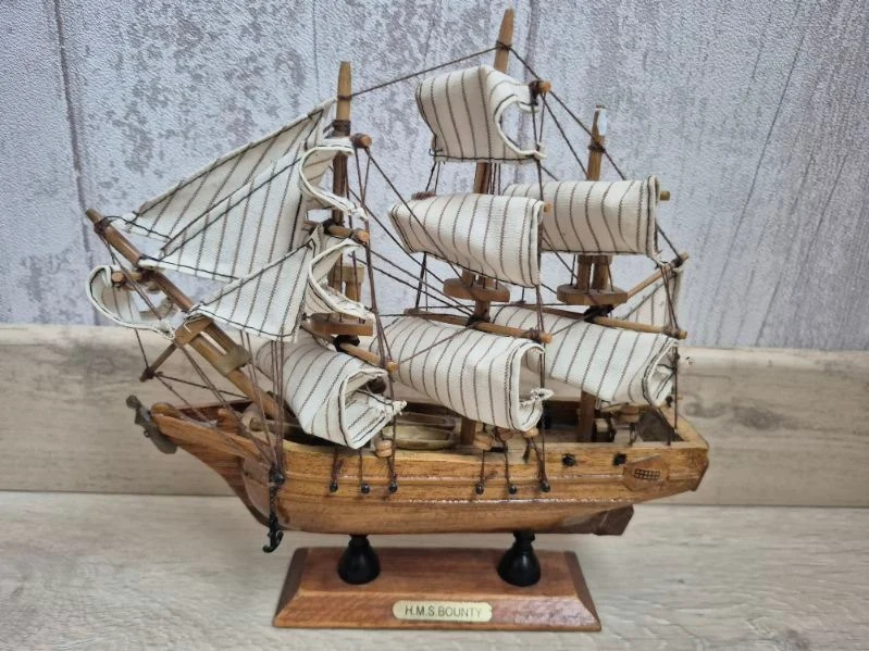 Réplique du HMS Bounty de 21 cm de haut , 18 cm de long / MD493