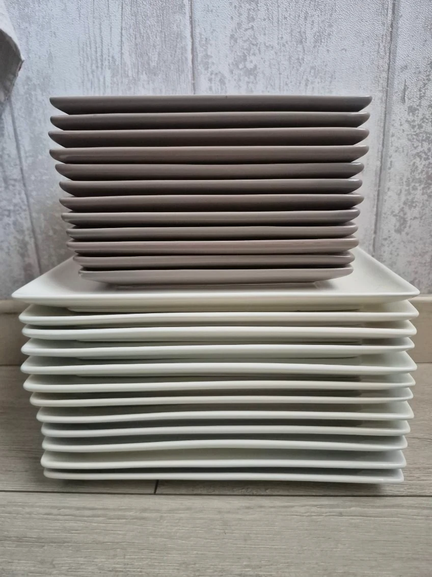 12 grandes assiettes de 25 x 18 cm , 12 petites assiettes de 19 x 15 cm / MD211