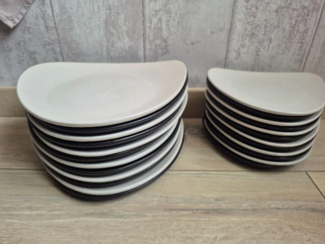 12 Grandes et 12 petites assiettes triangle ( voir description) / MD211