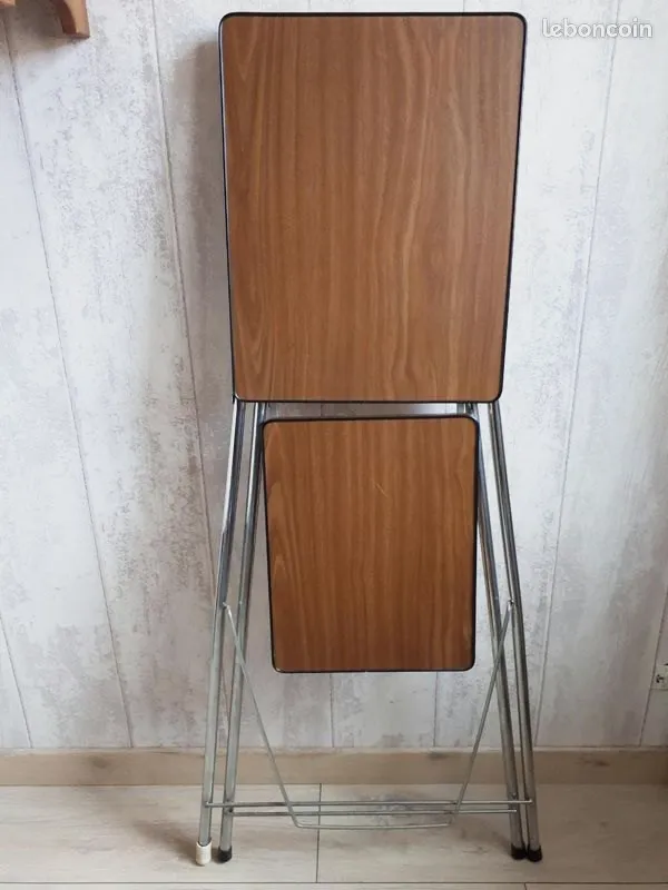 Table Projecteur -GT 35,5 x 45,5 cm- PT 38,5 x 29,5 cm H : 109 cm / MD 316 – Sans 4
