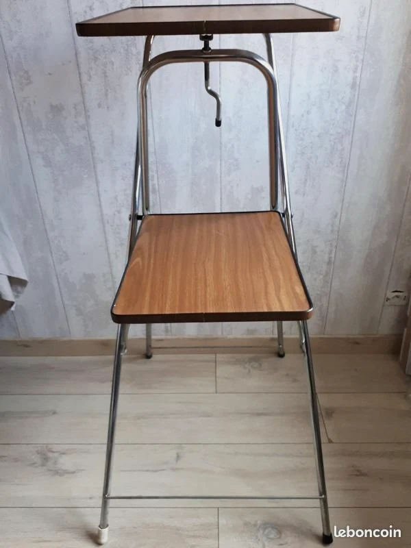 Table Projecteur -GT 35,5 x 45,5 cm- PT 38,5 x 29,5 cm H : 109 cm / MD 316