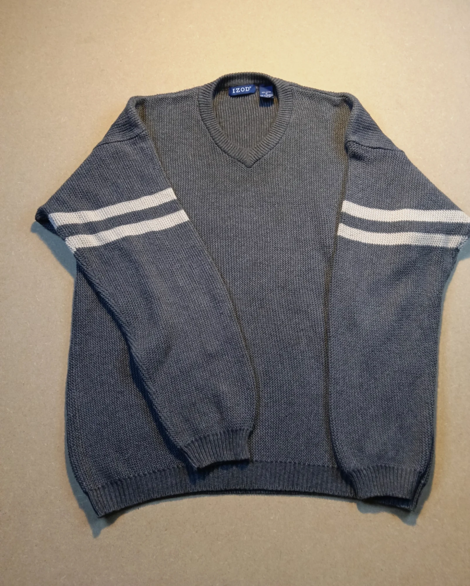 Pull col V Izod gris à rayures