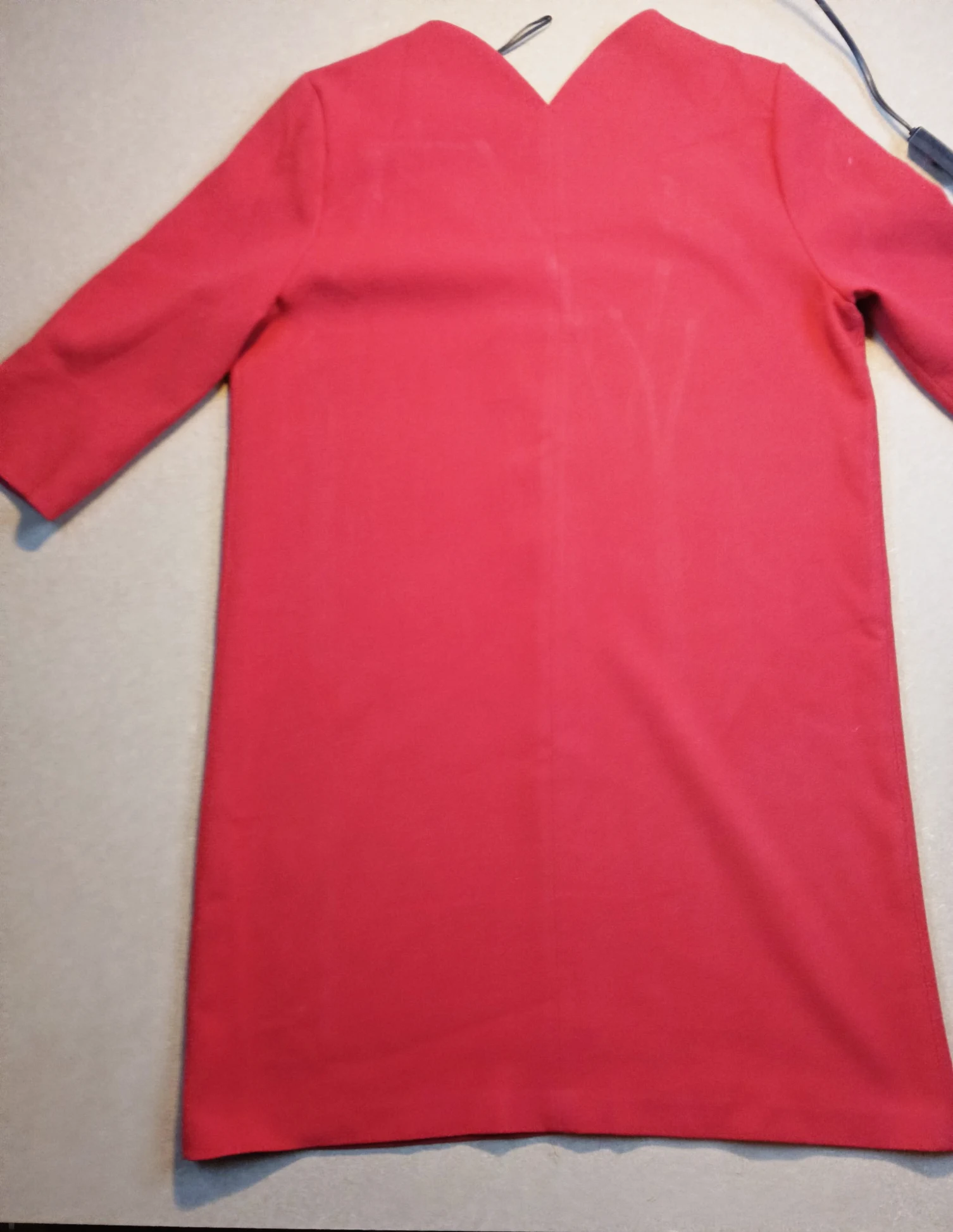 Robe courte rouge à manches trois quarts