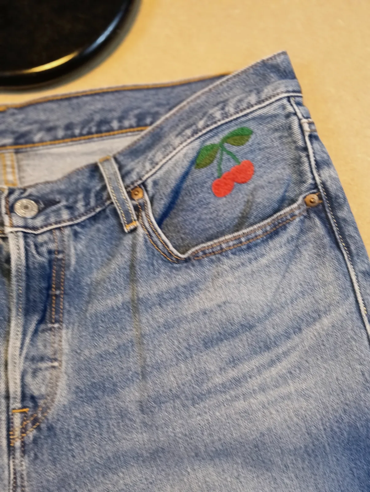 Jean bleu 501 Levis avec motif cerises – Levi's – taille 42 4