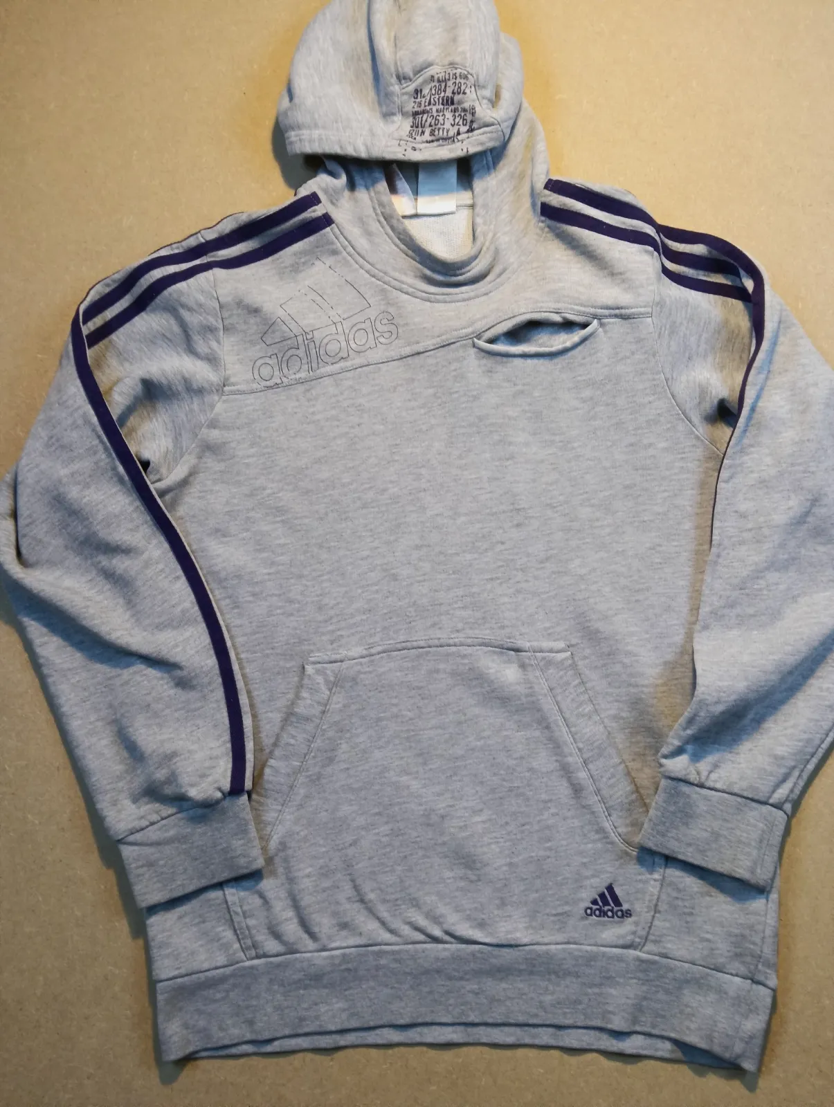 Sweat à capuche Adidas gris avec bandes violettes