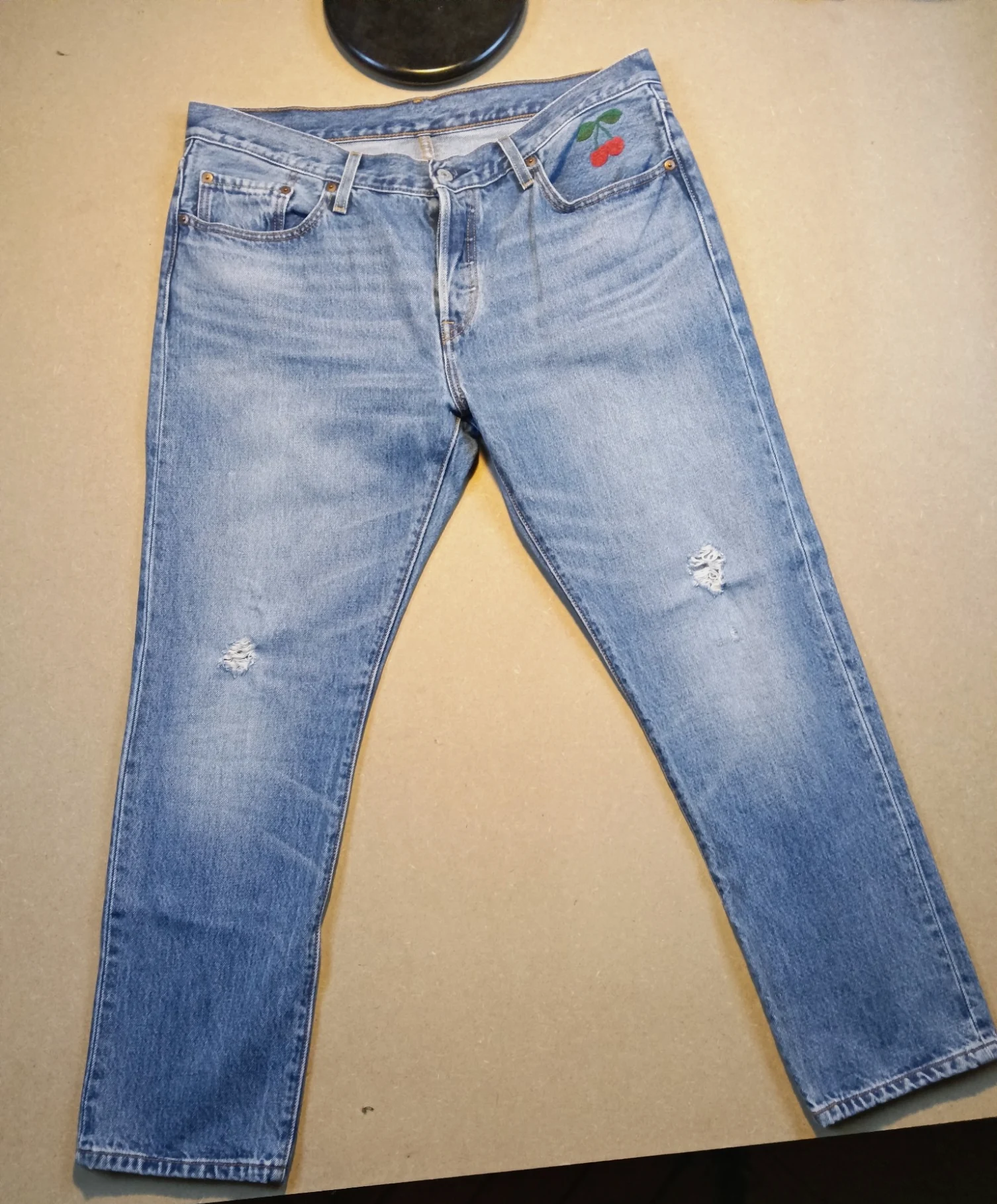 Jean bleu 501 Levis avec motif cerises