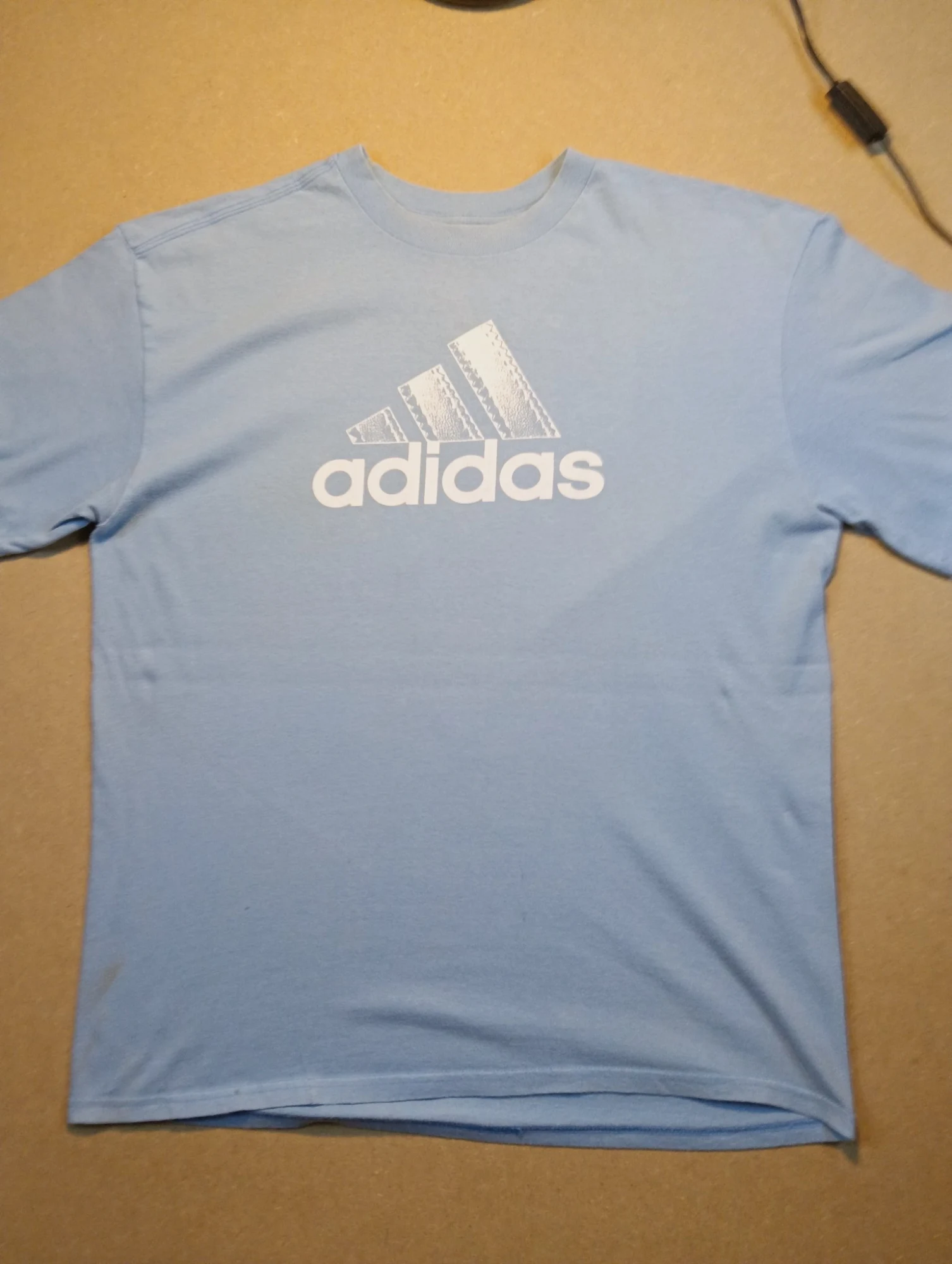 T-shirt bleu ciel Adidas à grand logo