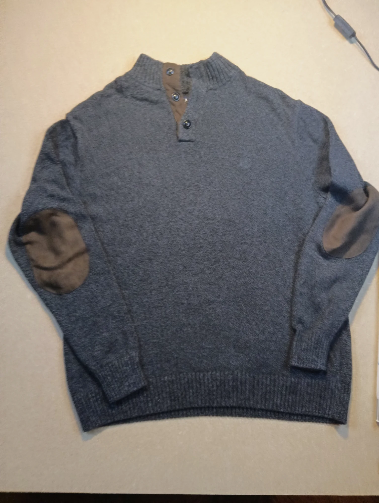 Pull col montant boutons à coudières