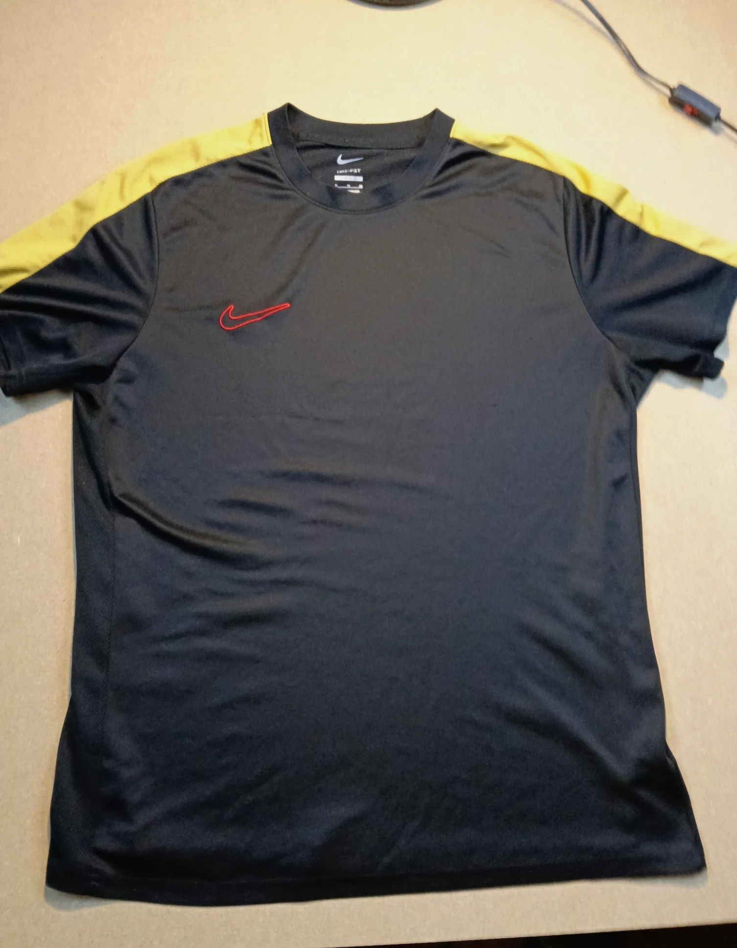 T-shirt de sport Nike noir et jaune