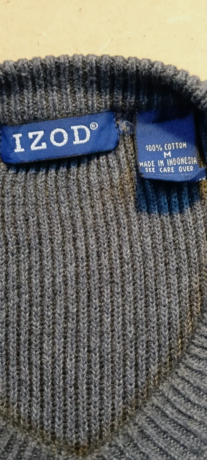 Pull col V Izod gris à rayures – Izod – taille M 3