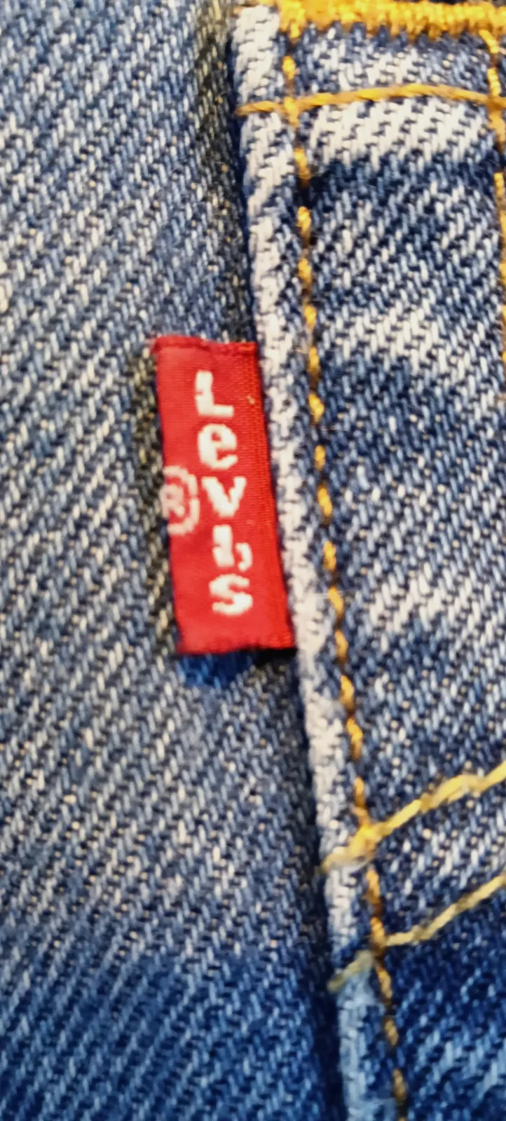 Jean bleu 501 Levis avec motif cerises – Levi's – taille 42 5