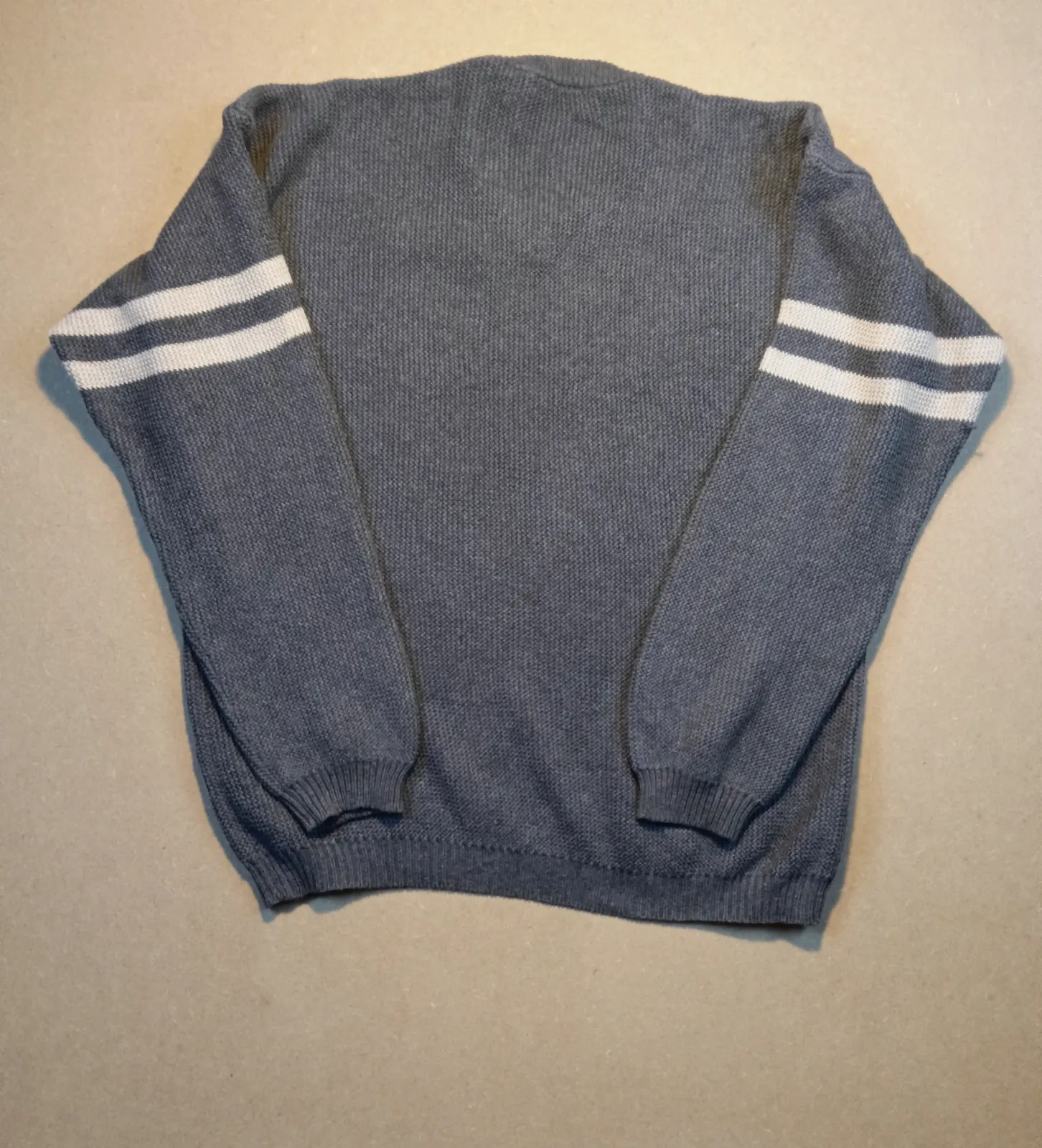 Pull col V Izod gris à rayures – Izod – taille M 2