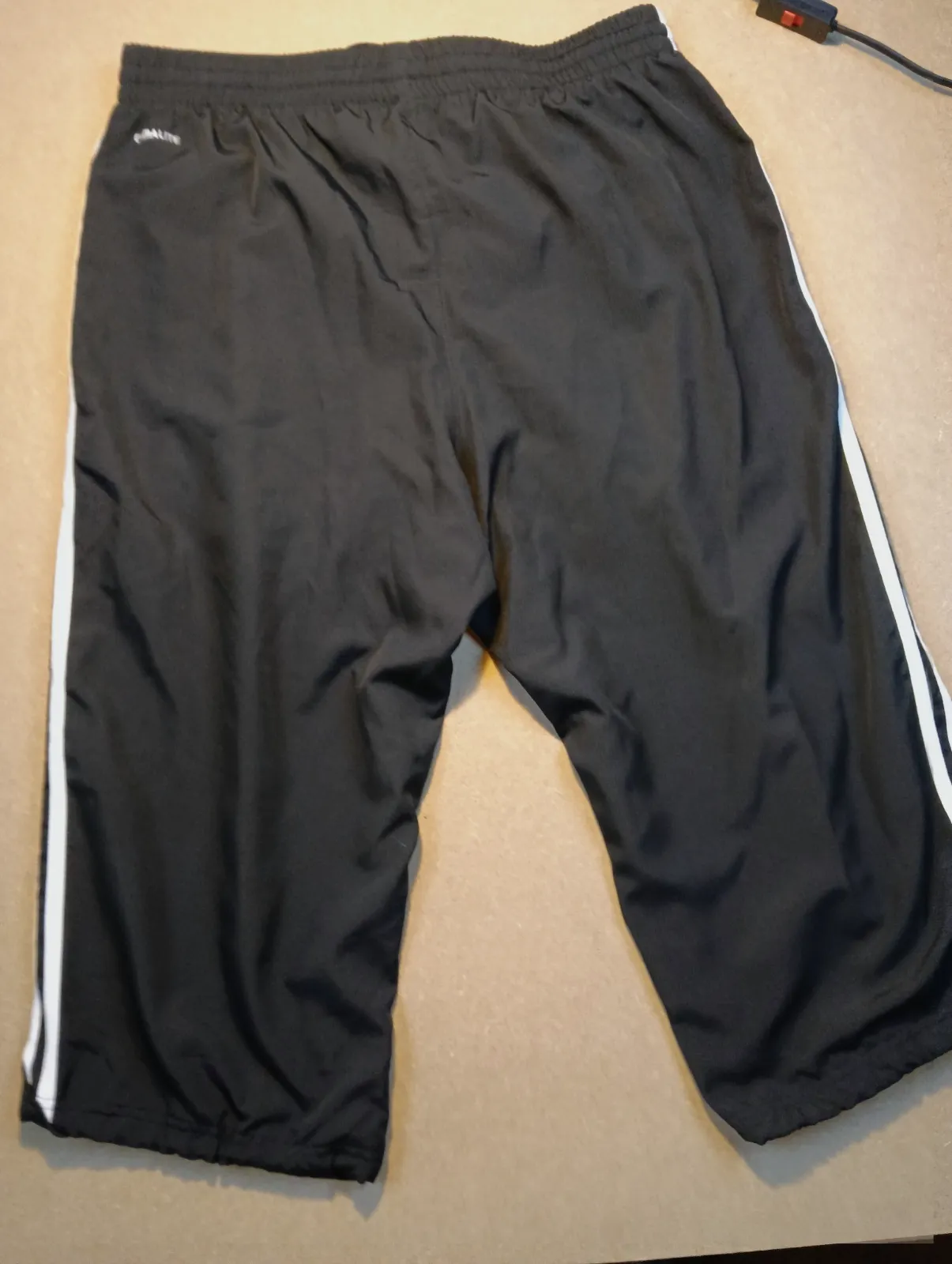 Pantacourt de sport noir Adidas à trois bandes – Adidas – taille M 2