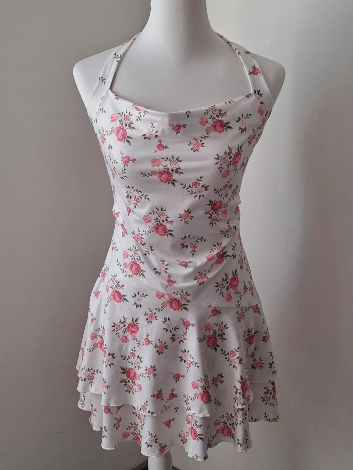 Robe courte dos nu à fleurs