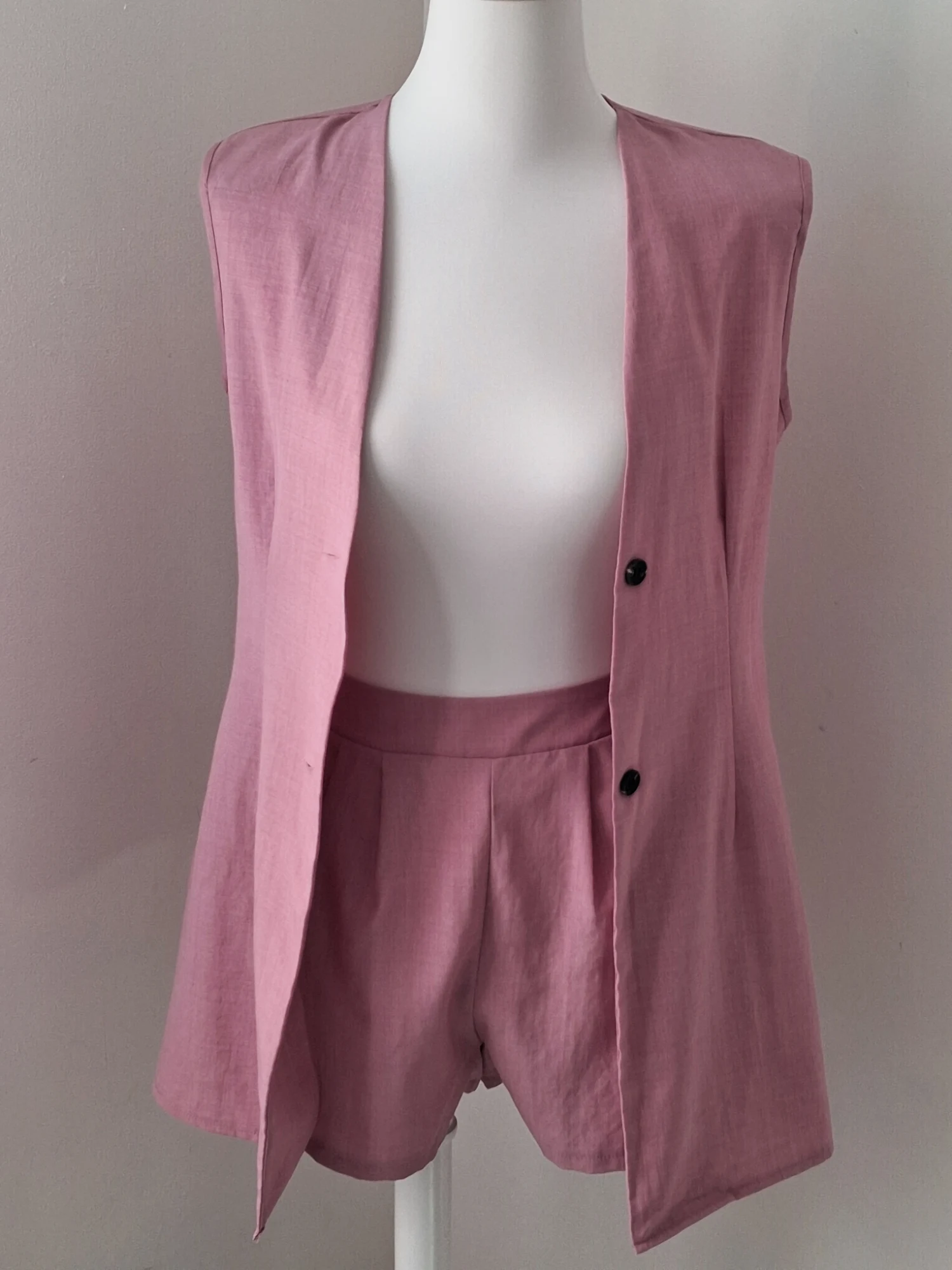 Ensemble tailleur sans manches gilet et short rose