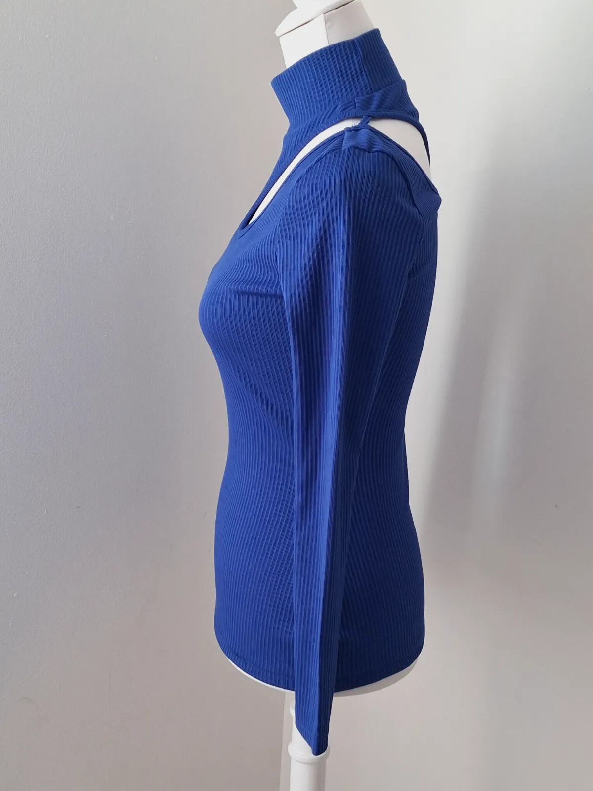 Haut bleu roi côtelé col montant découpe – Shein – taille S 2