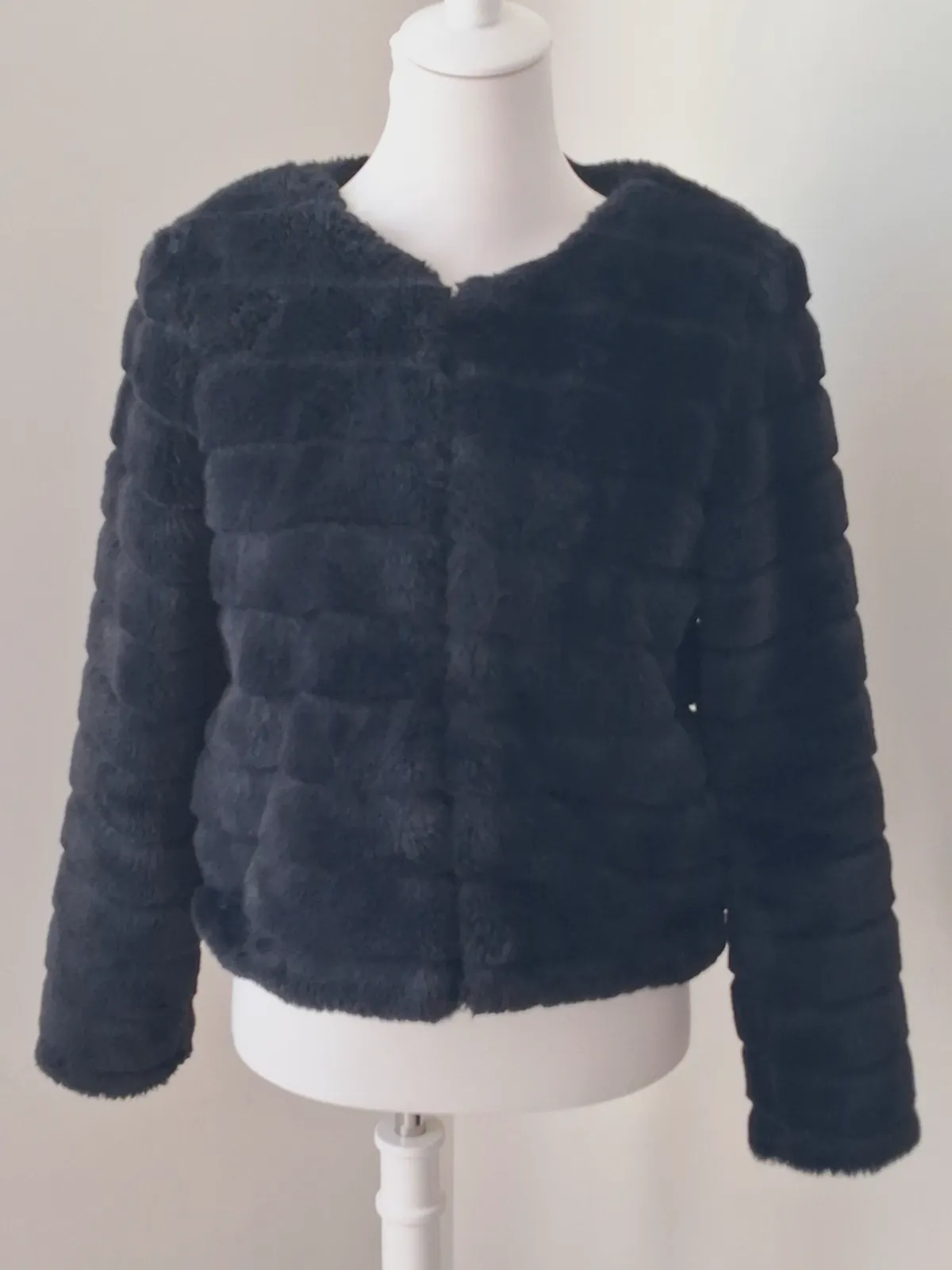 Veste courte en fausse fourrure noire – Jennifer – taille S 2