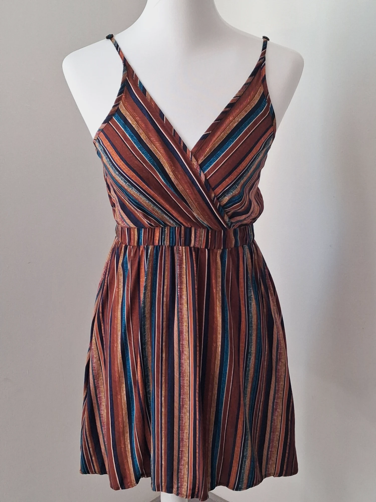 Robe courte à rayures multicolores