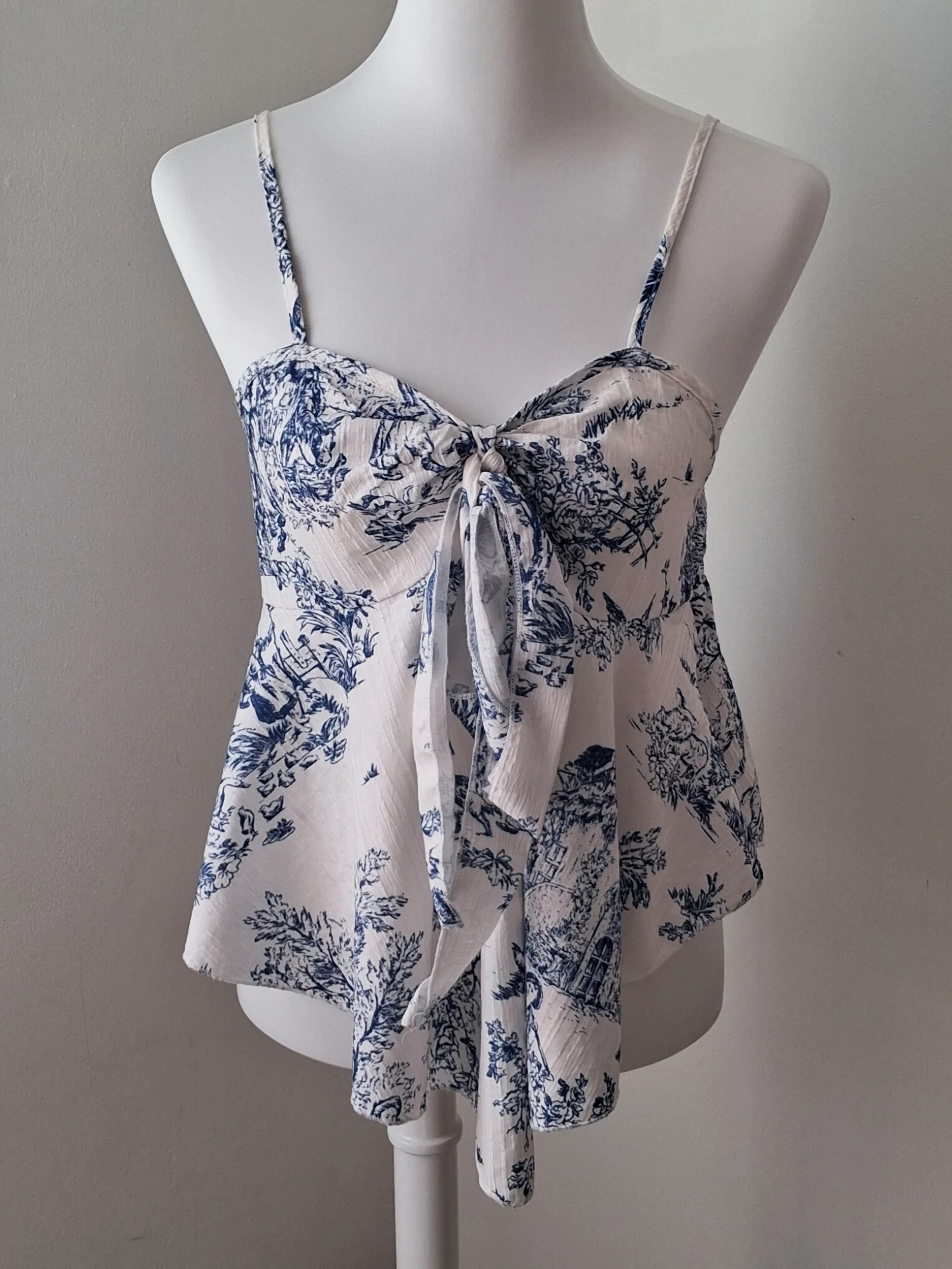 Top caraco à bretelles motif Toile de Jouy bleu et blanc