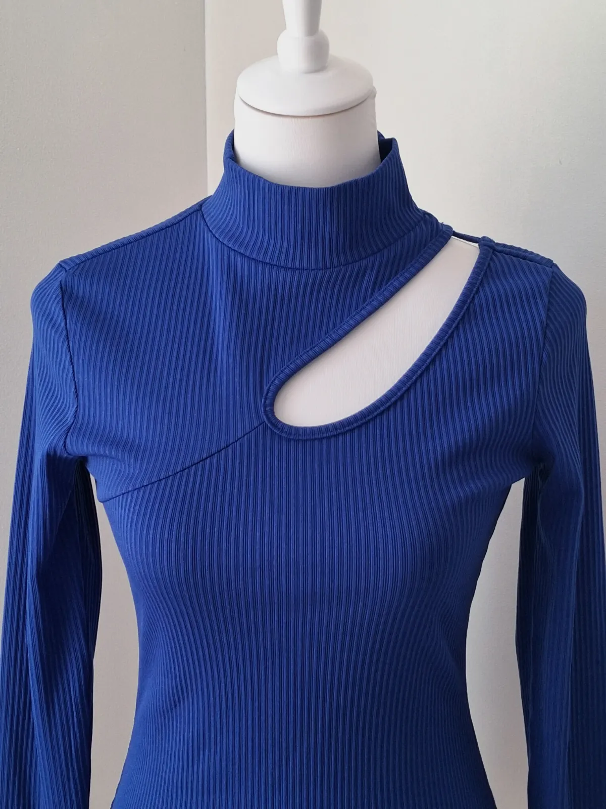 Haut bleu roi côtelé col montant découpe – Shein – taille S 4