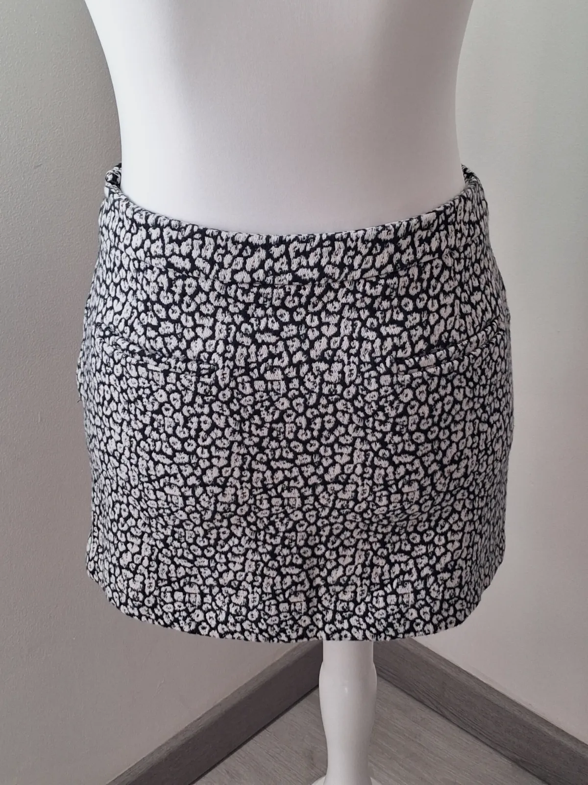 Jupe courte jacquard motif léopard noir et blanc – Mango – taille 34 3