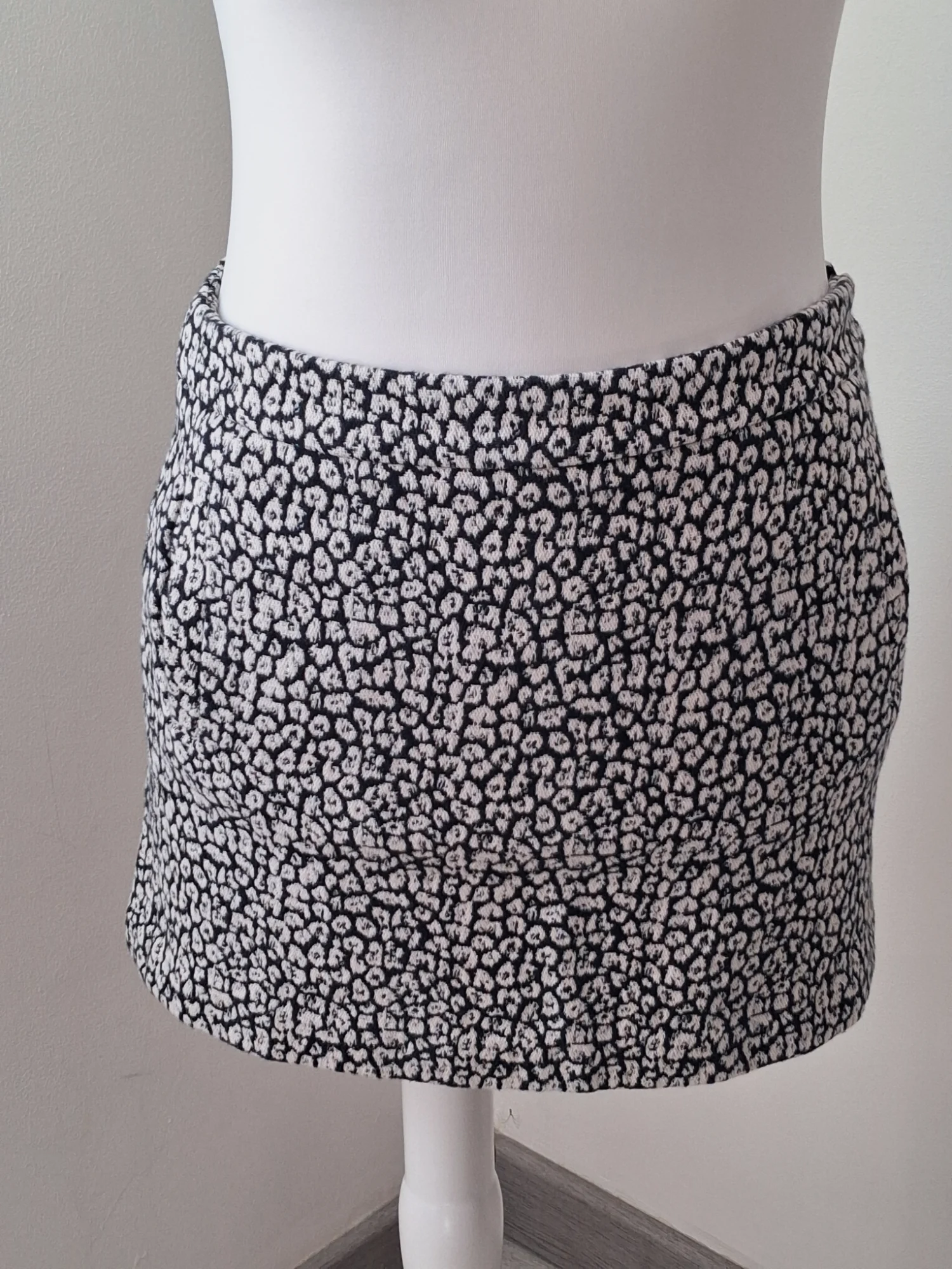 Jupe courte jacquard motif léopard noir et blanc