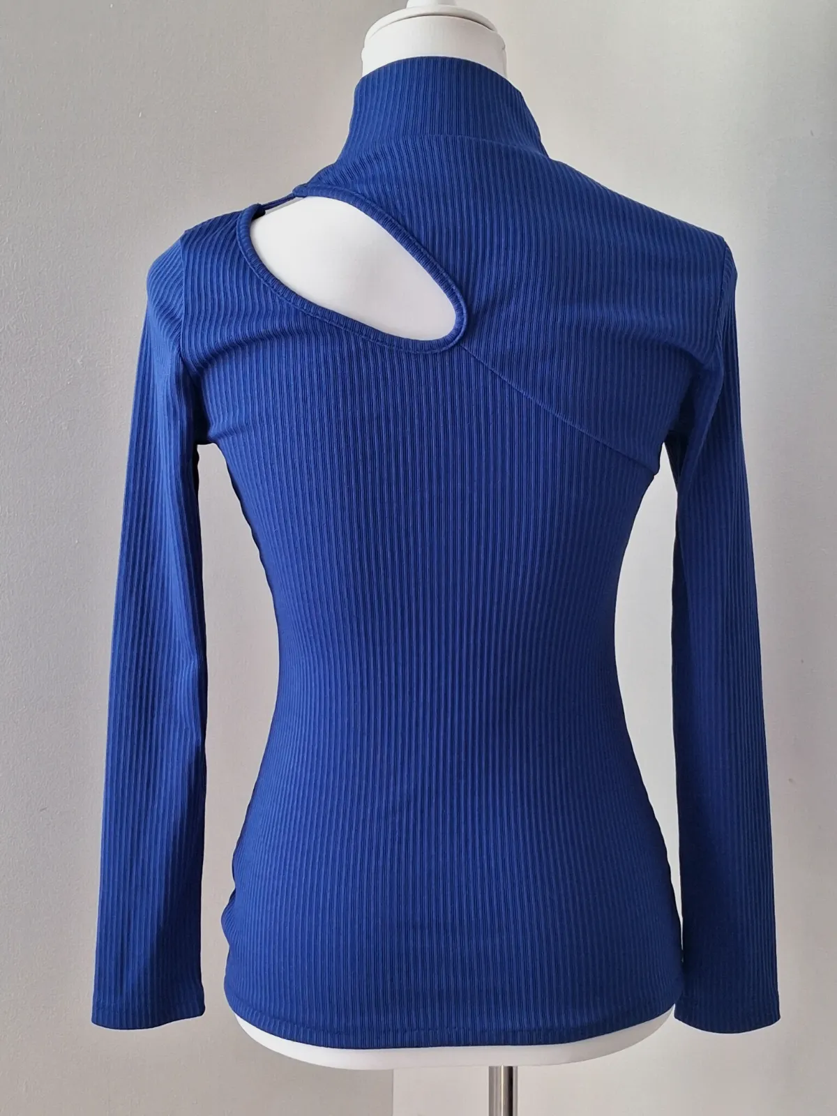 Haut bleu roi côtelé col montant découpe – Shein – taille S 3
